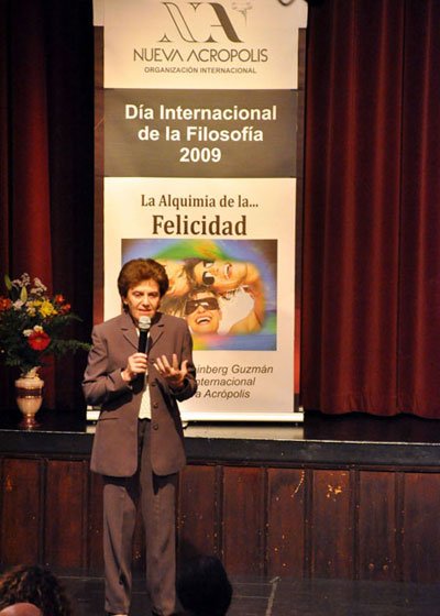 "A alquimia da felicidade". Conferencia con motivo del Día Internacional de la Filosofía, a cargo de Delia Steinberg Guzmán, directora internacional de Nueva Acrópolis, en la sede de NA en Madrid.