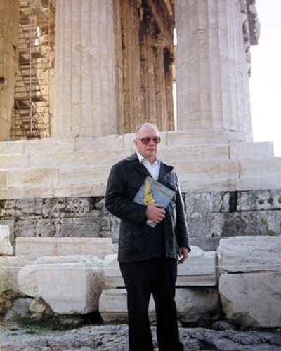 Devant l'Acropole d'Athènes lors d'une visite en Grèce