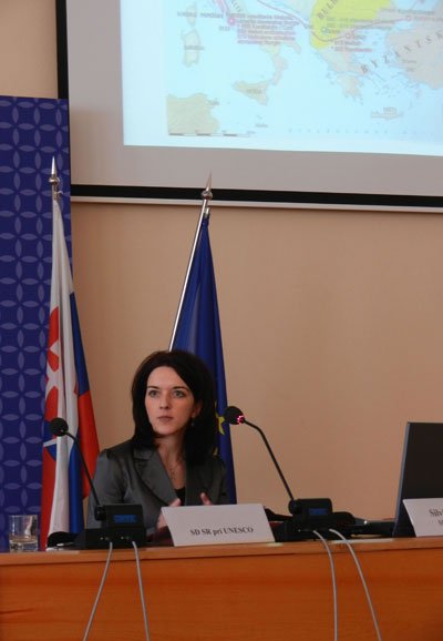 La Directora de Nueva Acrópolis en Eslovaquia durante su conferencia en la Asamblea de la UNESCO