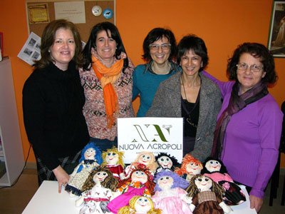 Bolonia (Italia). Los voluntarios de Nueva Acrópolis se han unido a la iniciativa "Adopta una Pigotta", en colaboración con el Comité UNICEF de Bolonia, con un taller de muñecas de trapo.