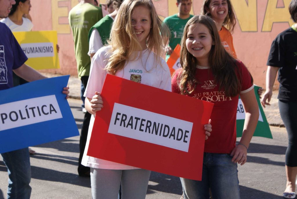 Marcha sobre valores humanos com crianças no Brasil