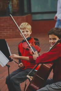 tocando el violín